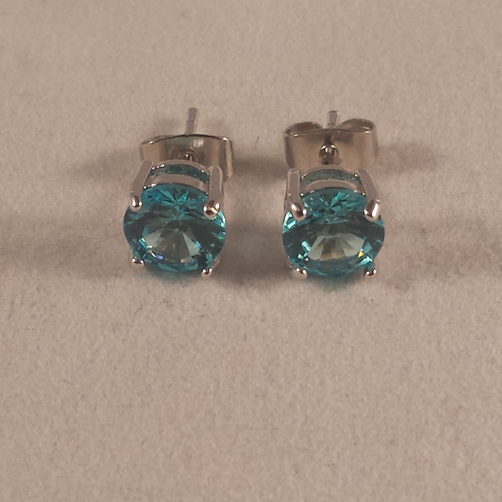 18K White Gold Filled Solitaire Sea Blue Diamond Zircon Stud Earrings Party Gift - Picture 1 of 2